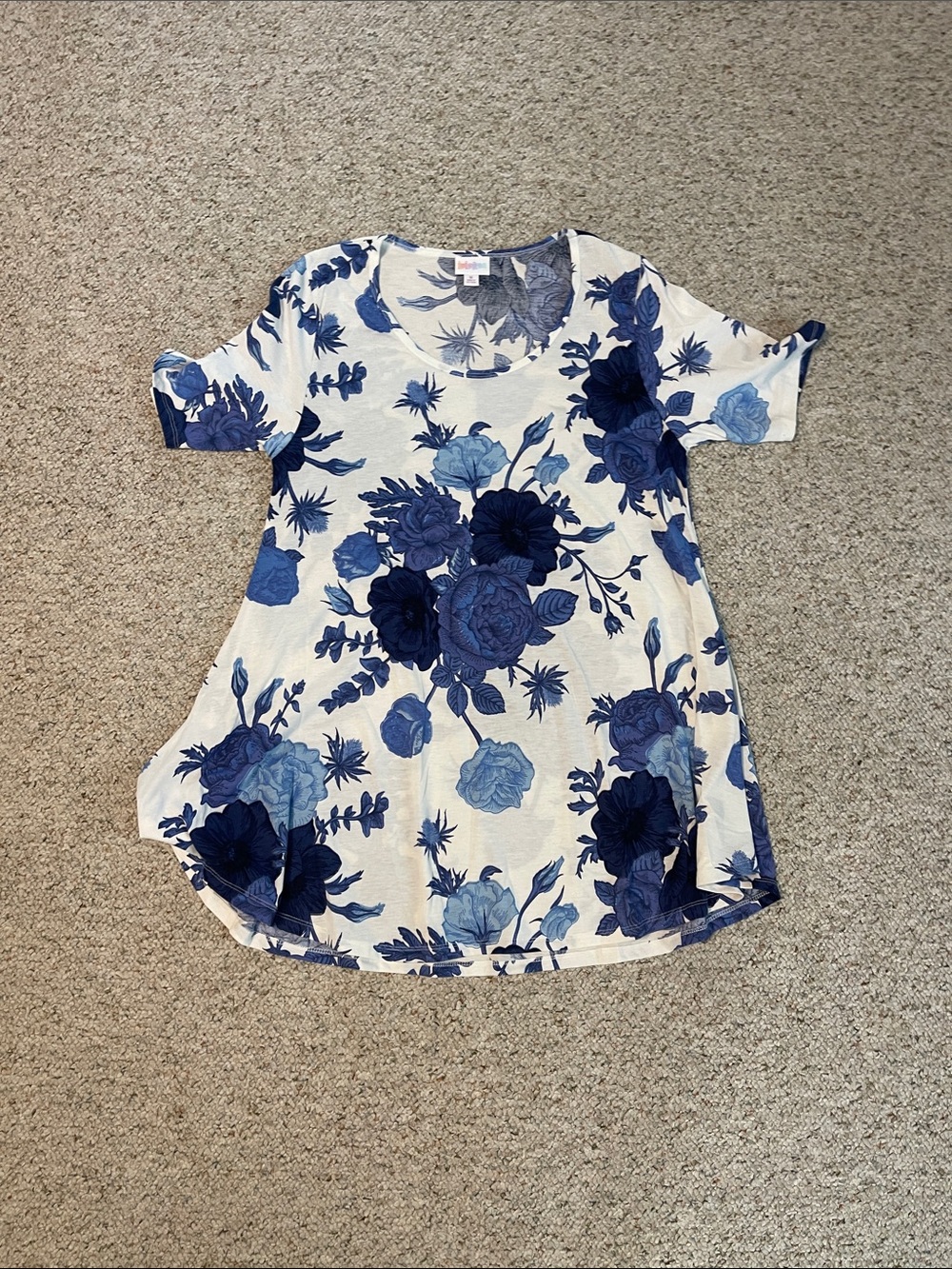 LuLaRoe Assorted Women’s Short Sleeve Tees in Blue, Green, Red, Cream - Picture 8 of 16
